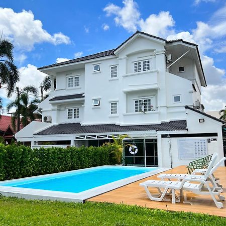 Mini-Me Hubs, Charm Suites & Pool In Old City Чиангмай Екстериор снимка