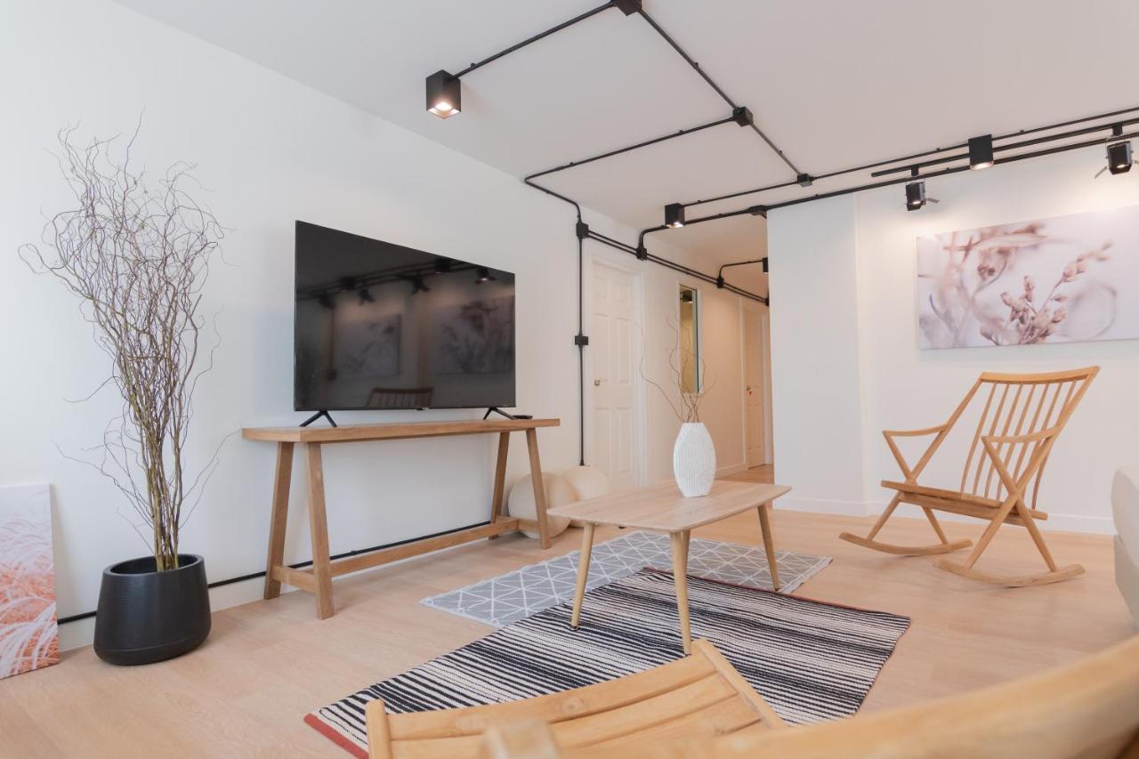 Mini-Me Hubs, Charm Suites & Pool In Old City Чиангмай Екстериор снимка