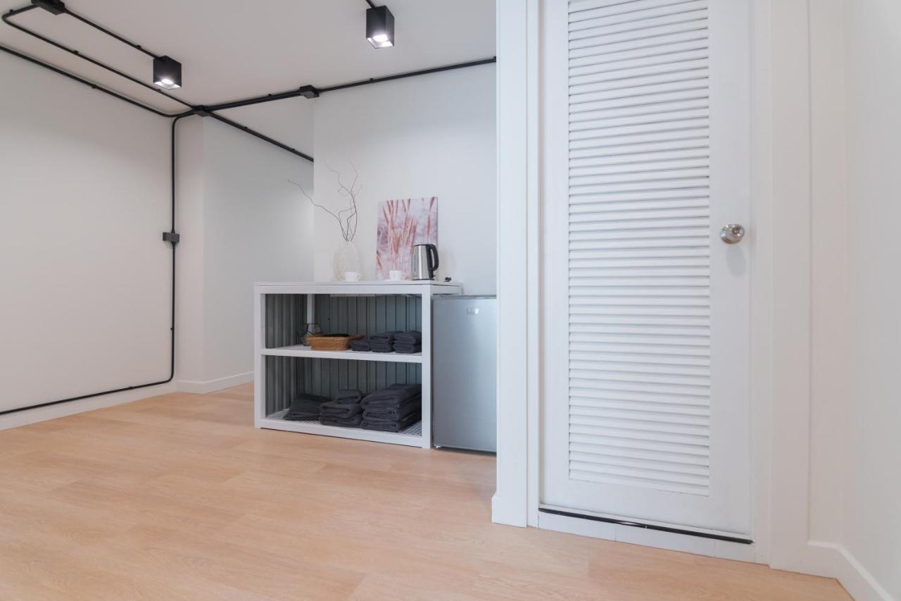 Mini-Me Hubs, Charm Suites & Pool In Old City Чиангмай Екстериор снимка