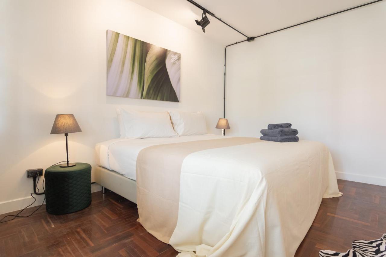 Mini-Me Hubs, Charm Suites & Pool In Old City Чиангмай Екстериор снимка