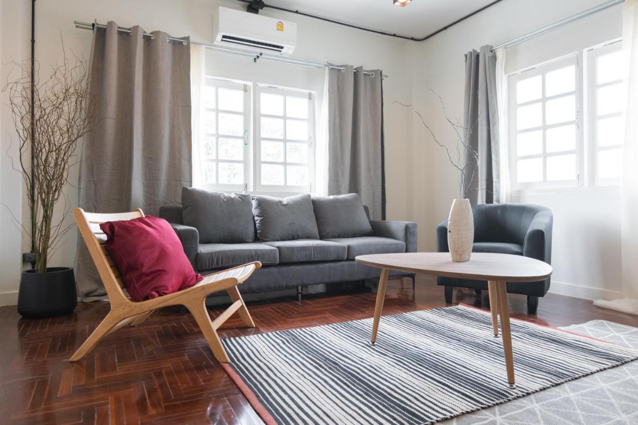 Mini-Me Hubs, Charm Suites & Pool In Old City Чиангмай Екстериор снимка