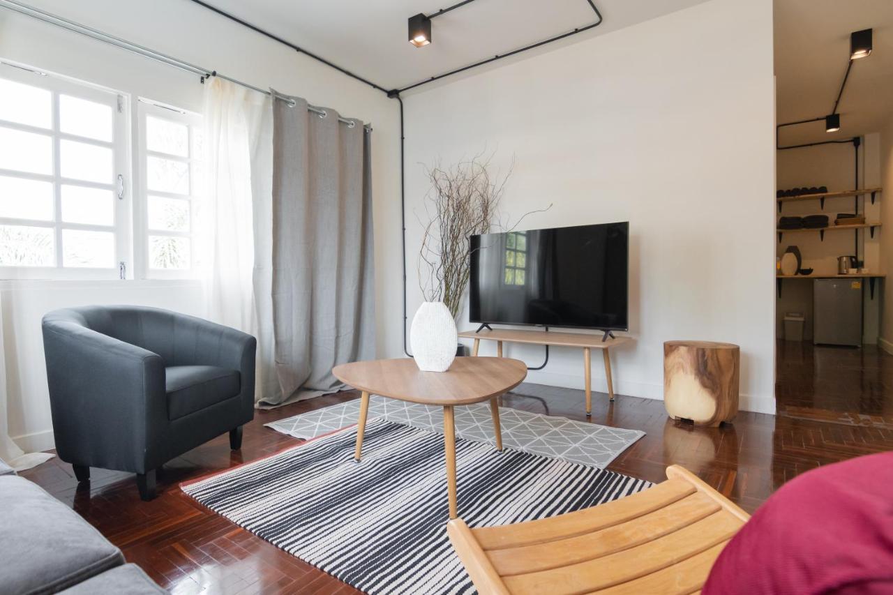Mini-Me Hubs, Charm Suites & Pool In Old City Чиангмай Екстериор снимка