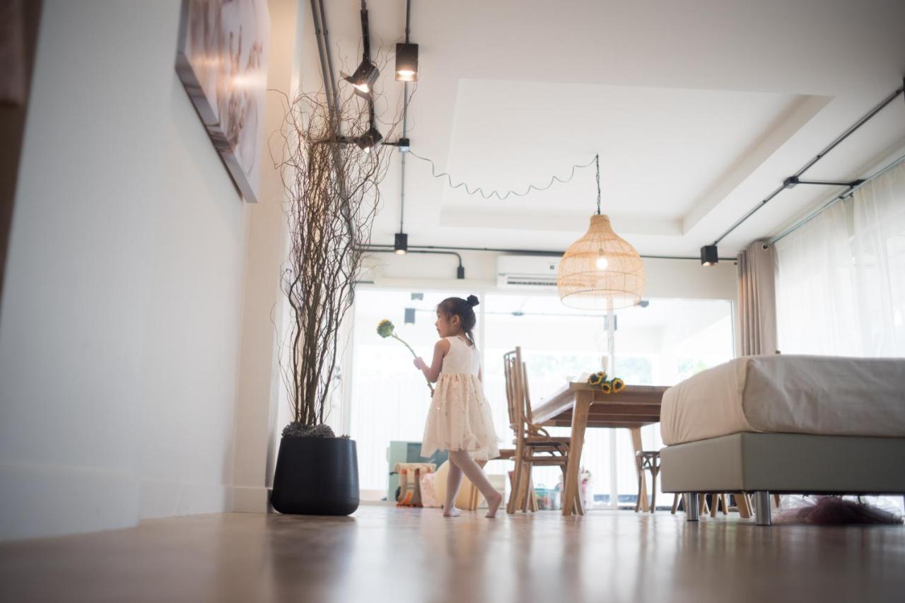 Mini-Me Hubs, Charm Suites & Pool In Old City Чиангмай Екстериор снимка