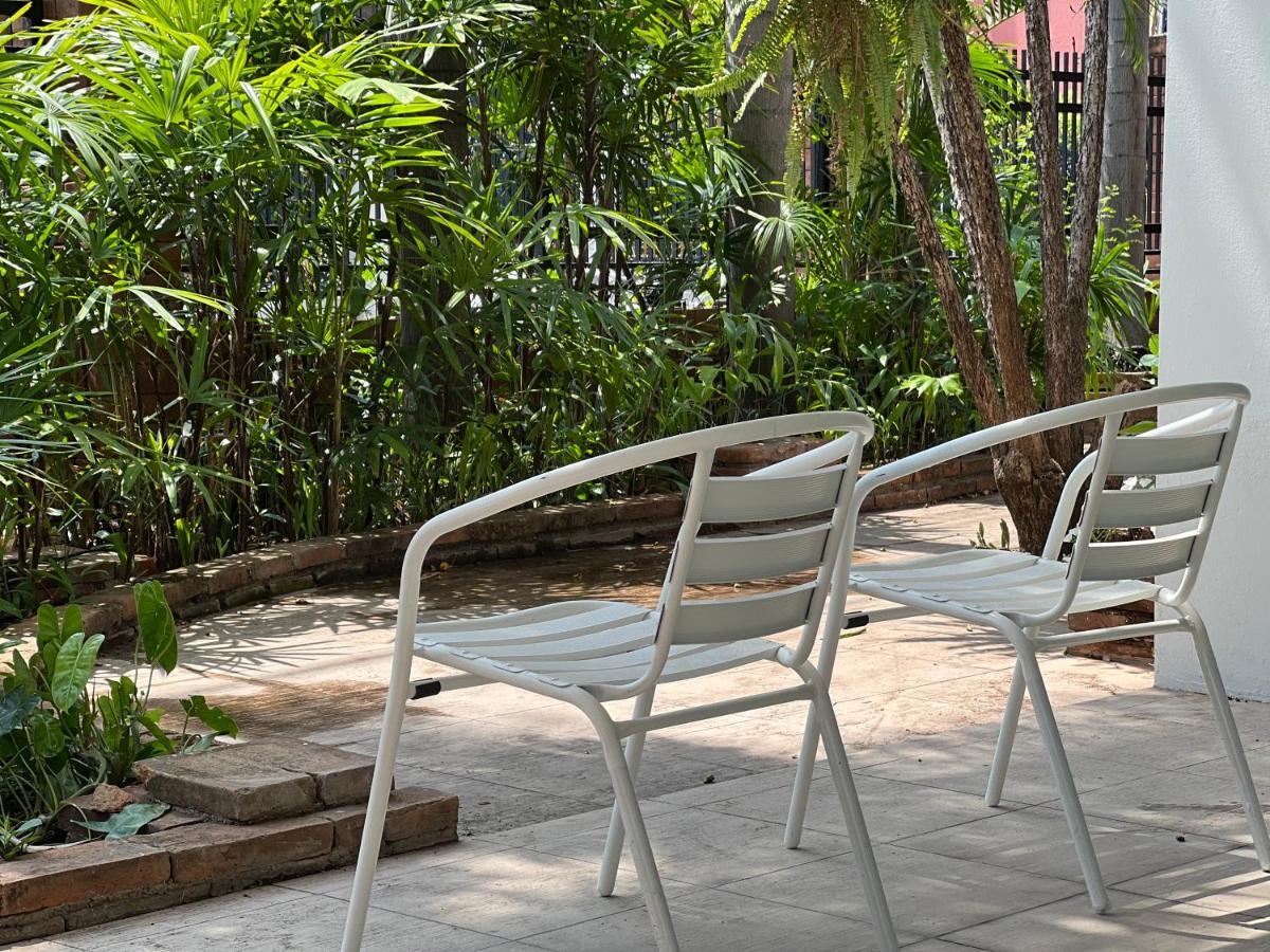 Mini-Me Hubs, Charm Suites & Pool In Old City Чиангмай Екстериор снимка