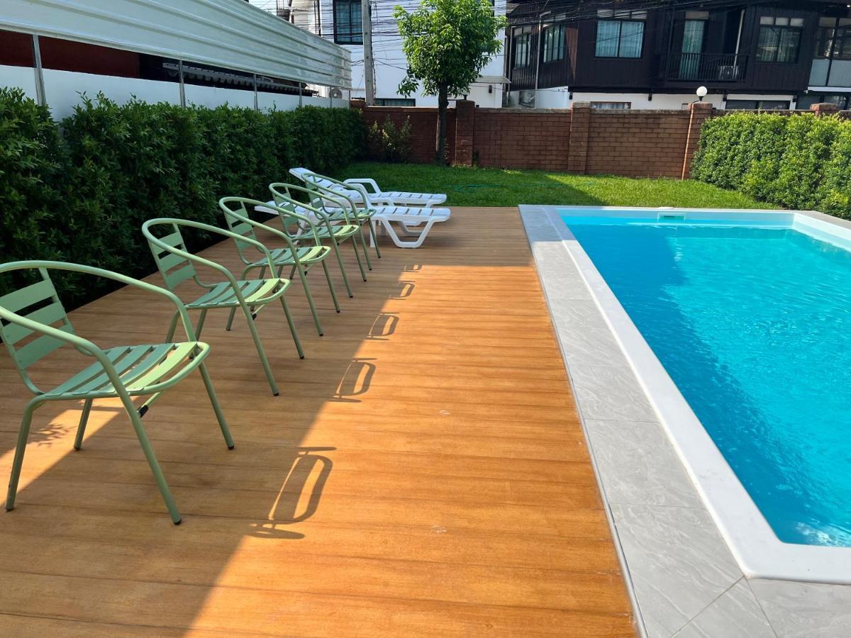 Mini-Me Hubs, Charm Suites & Pool In Old City Чиангмай Екстериор снимка