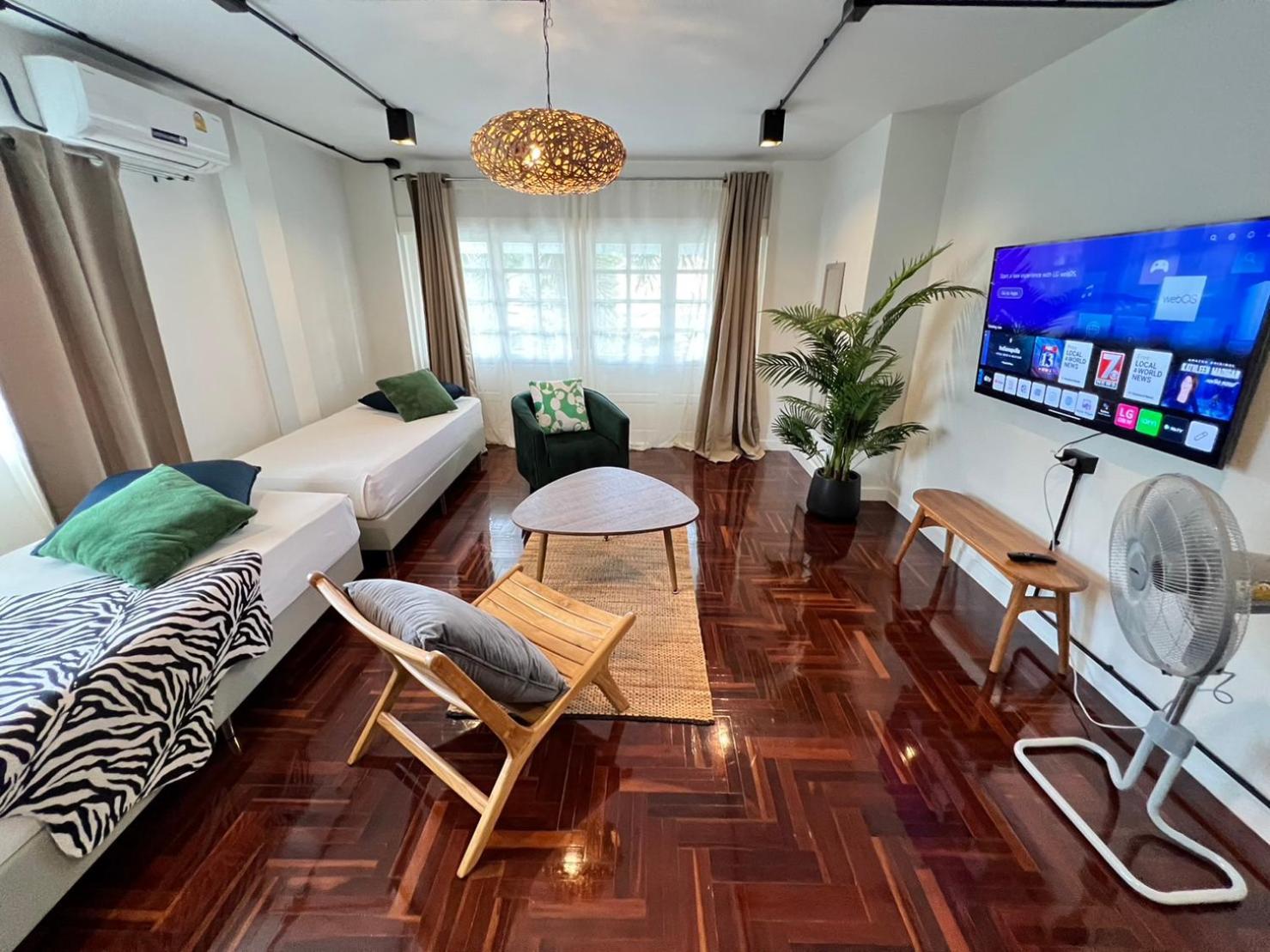 Mini-Me Hubs, Charm Suites & Pool In Old City Чиангмай Екстериор снимка