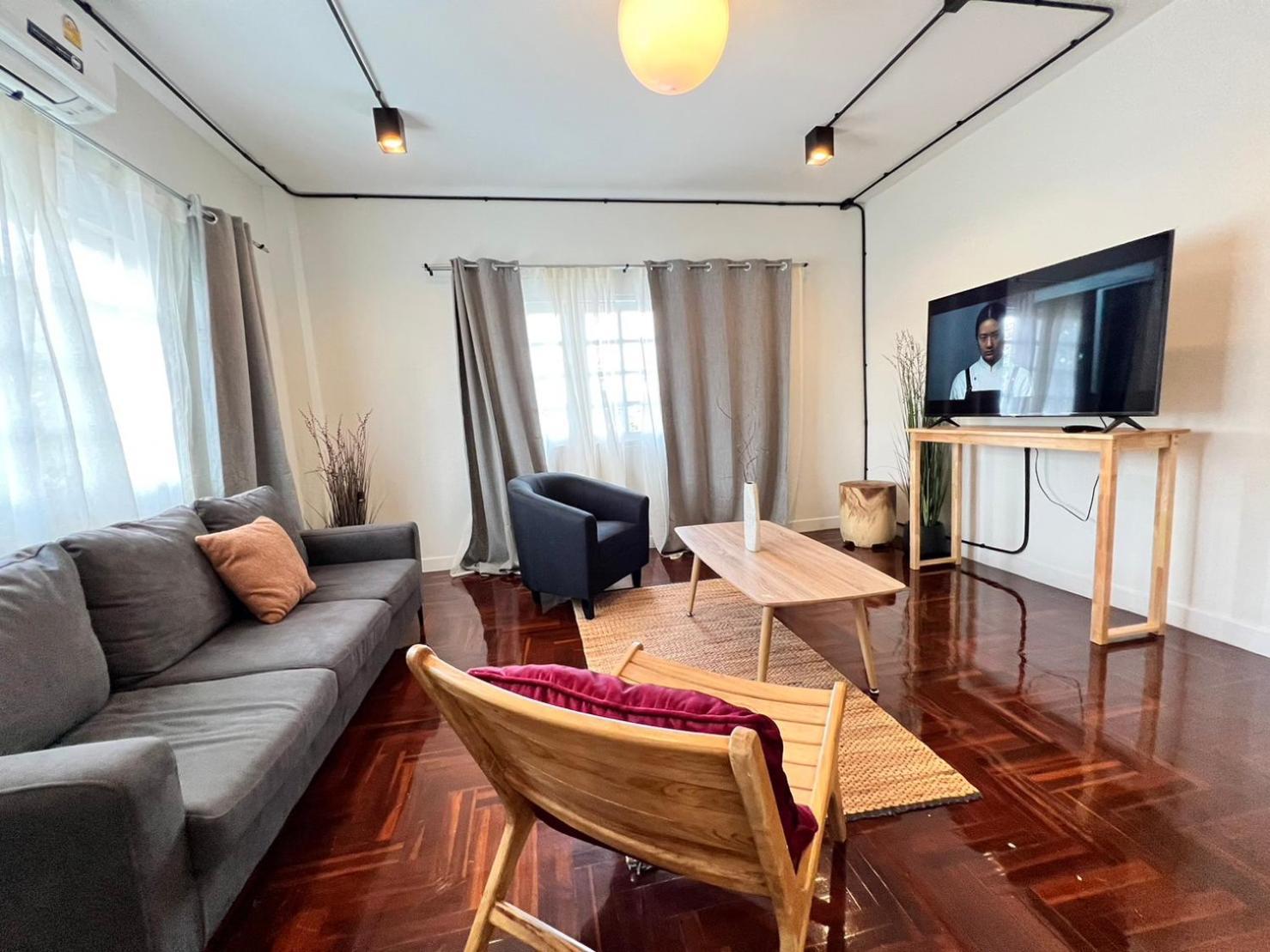Mini-Me Hubs, Charm Suites & Pool In Old City Чиангмай Екстериор снимка