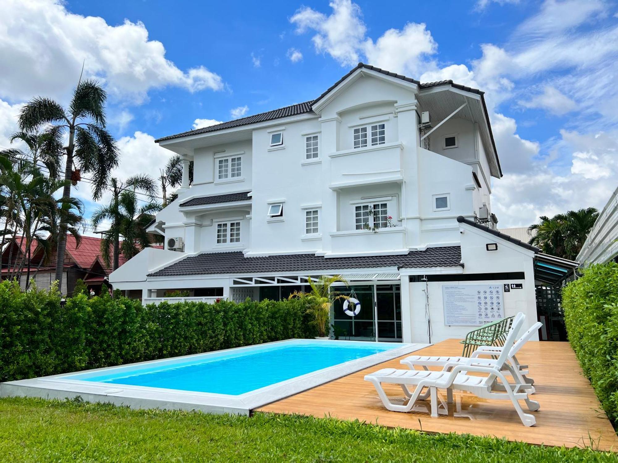 Mini-Me Hubs, Charm Suites & Pool In Old City Чиангмай Екстериор снимка