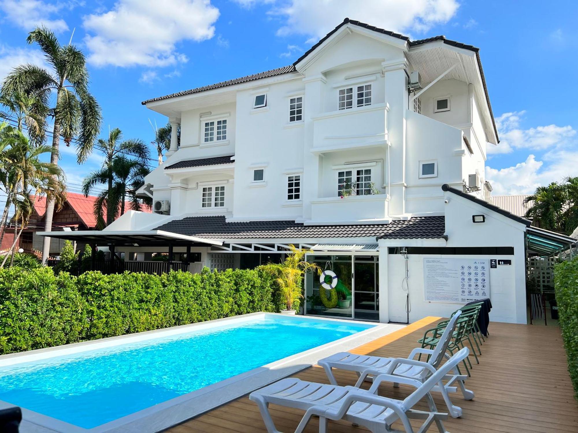 Mini-Me Hubs, Charm Suites & Pool In Old City Чиангмай Екстериор снимка
